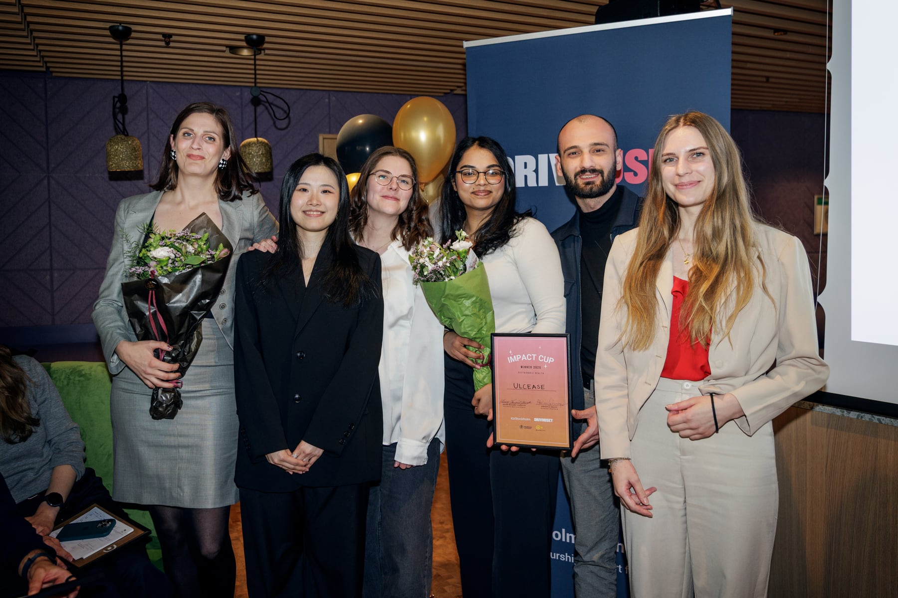 Teamet bakom Ulcease står tillsammans med blommor och diplom efter vinsten i Impact Cup 2025.