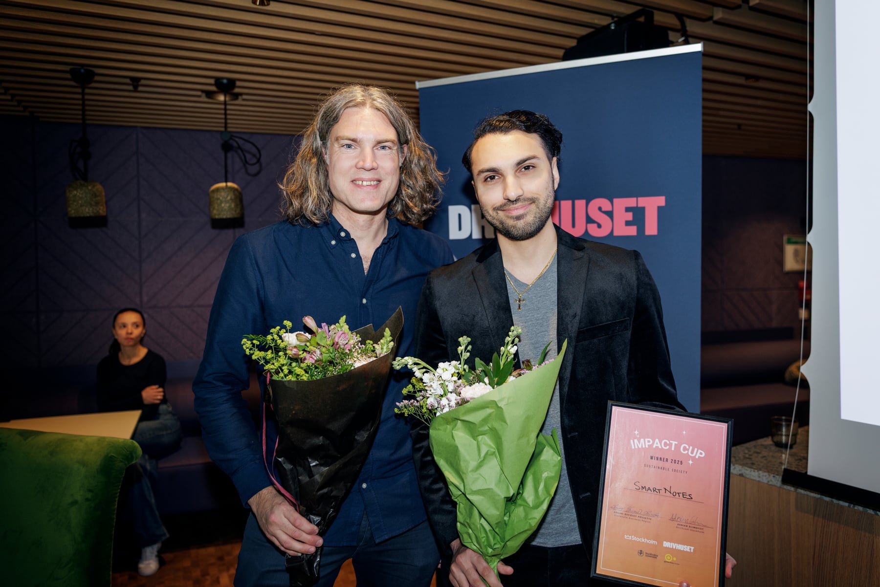 Armin Farhatnia tar emot pris för SmartNotes under Impact Cup 2025.