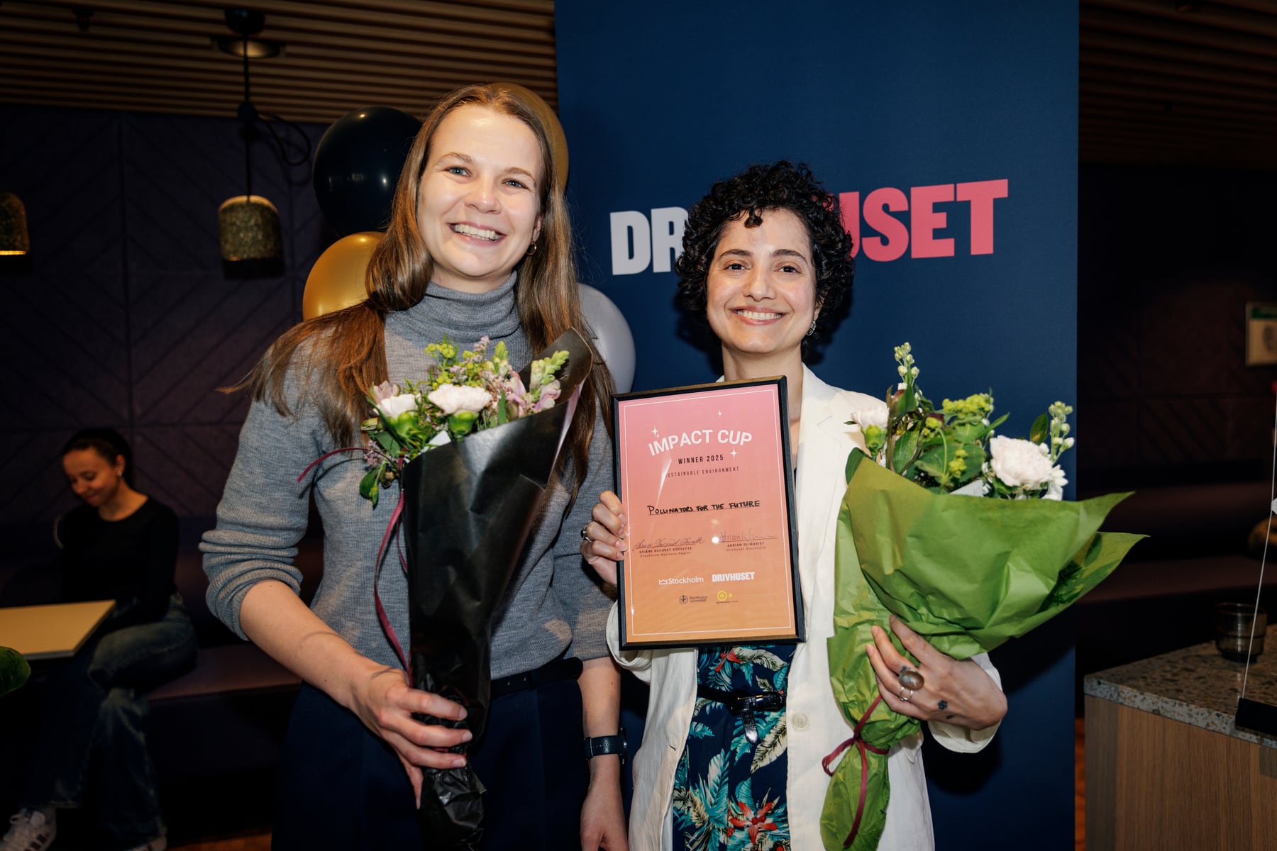 Josiane da Silva Freitas och Priscila Araujo tar emot pris för Pollinators of the Future under Impact Cup 2025.